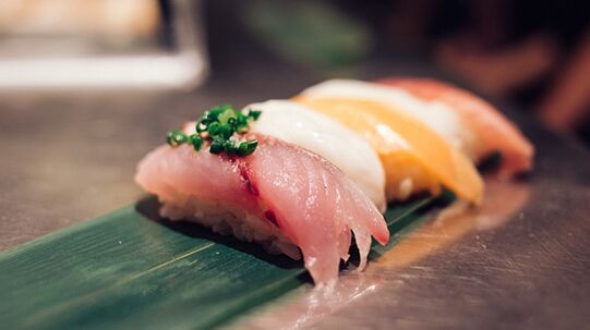 تعتبر أطباق الأسماك الطازجة مخزنًا للبروتين والأحماض الدهنية في النظام الغذائي الياباني. 