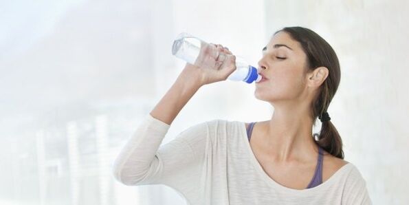 لفقدان الوزن بسرعة ، تحتاج إلى شرب ما لا يقل عن 2 لتر من الماء يوميًا. 